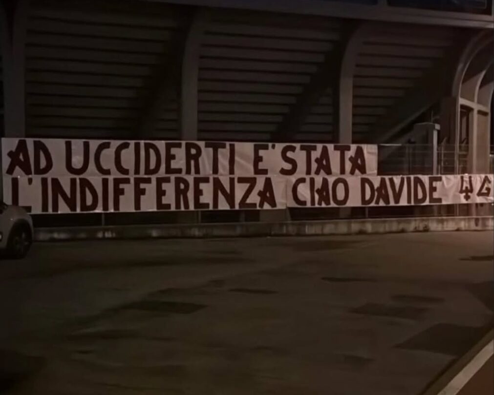 La curva Maratona saluta Davide con uno striscione di cordoglio al Filadelfia