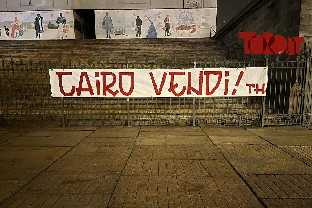 “Cairo vendi!”: nuovo striscione davanti alla Gran Madre