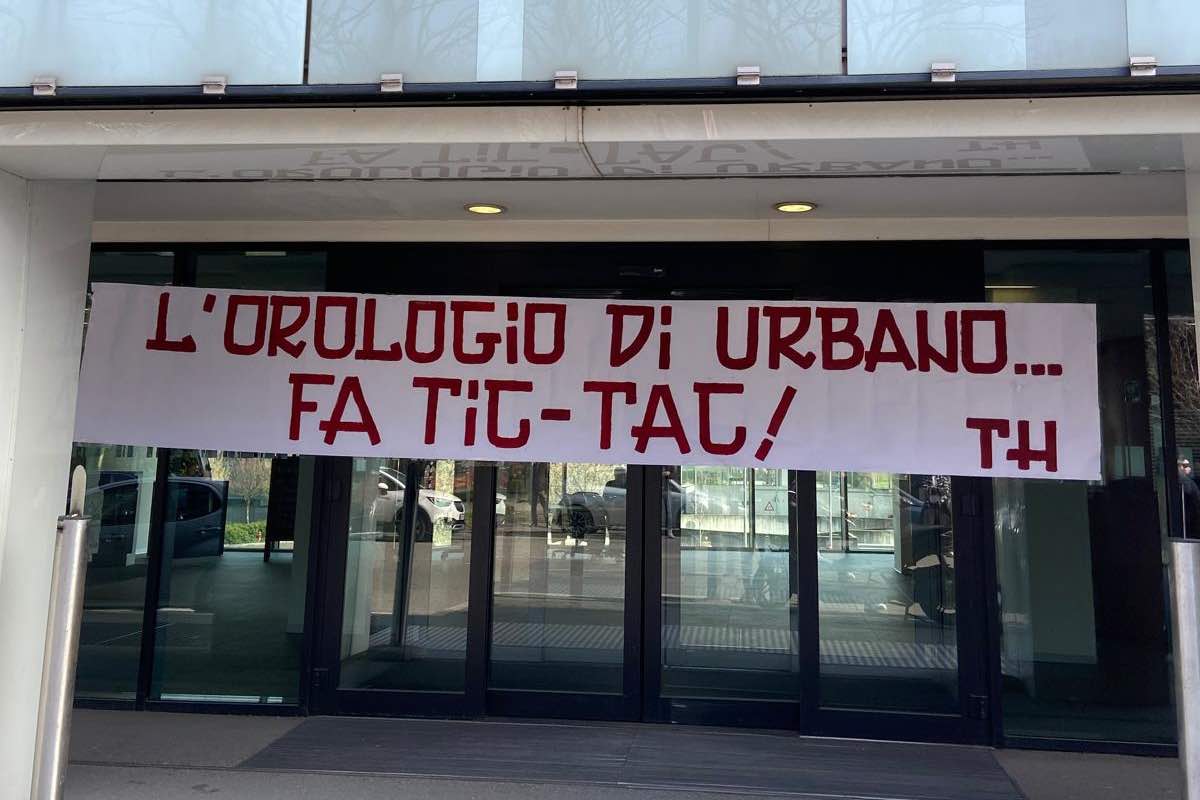 Torino Hooligans, la protesta a Milano sotto la sede di Rcs: cori e striscioni