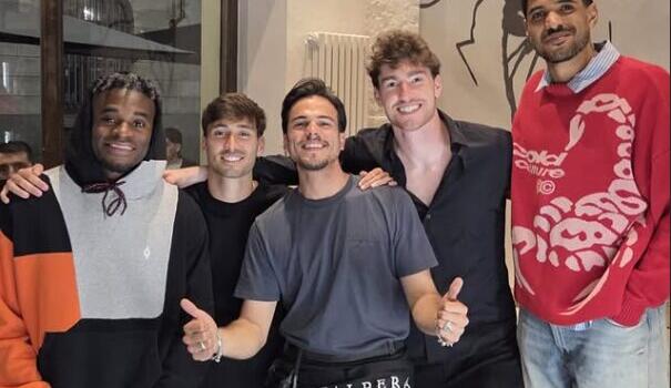 Cena fuori per il compleanno di Israel: ci sono anche Zapata, Coco e Obrador