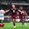La testata di Casadei e il gol di Adams rimontano i 2 gol bianconeri, il derby finisce pari