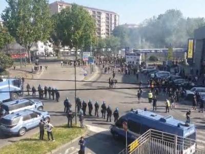 Derby, tafferugli e lancio di lacrimogeni / VIDEO