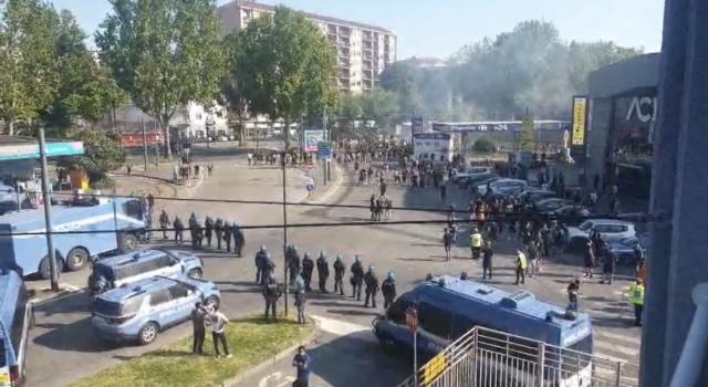 Derby, tafferugli e lancio di lacrimogeni / VIDEO