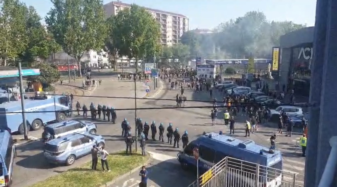 Derby, tafferugli e lancio di lacrimogeni / VIDEO