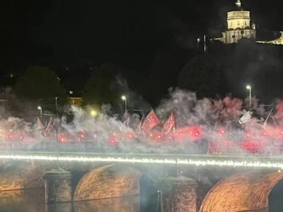 Torce e fumogeni illuminano la notte di Torino: l’omaggio dei TH allo Scudetto del 1976