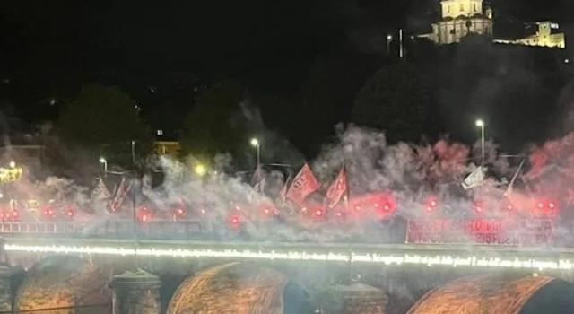 Torce e fumogeni illuminano la notte di Torino: l’omaggio dei TH allo Scudetto del 1976