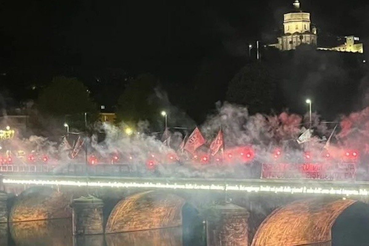 Torce e fumogeni illuminano la notte di Torino: l’omaggio dei TH allo Scudetto del 1976