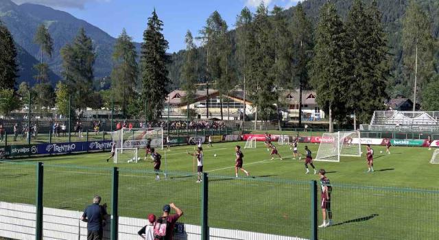 Pinzolo, l’allenamento: 200 tifosi, prima di Mascardi e striscione contro Cairo