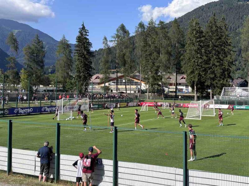Pinzolo, l’allenamento: 200 tifosi, prima di Mascardi e striscione contro Cairo