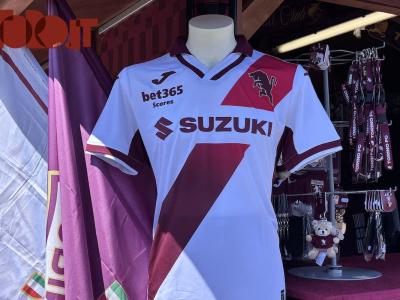 Torino, presentata la seconda maglia: è un omaggio al River