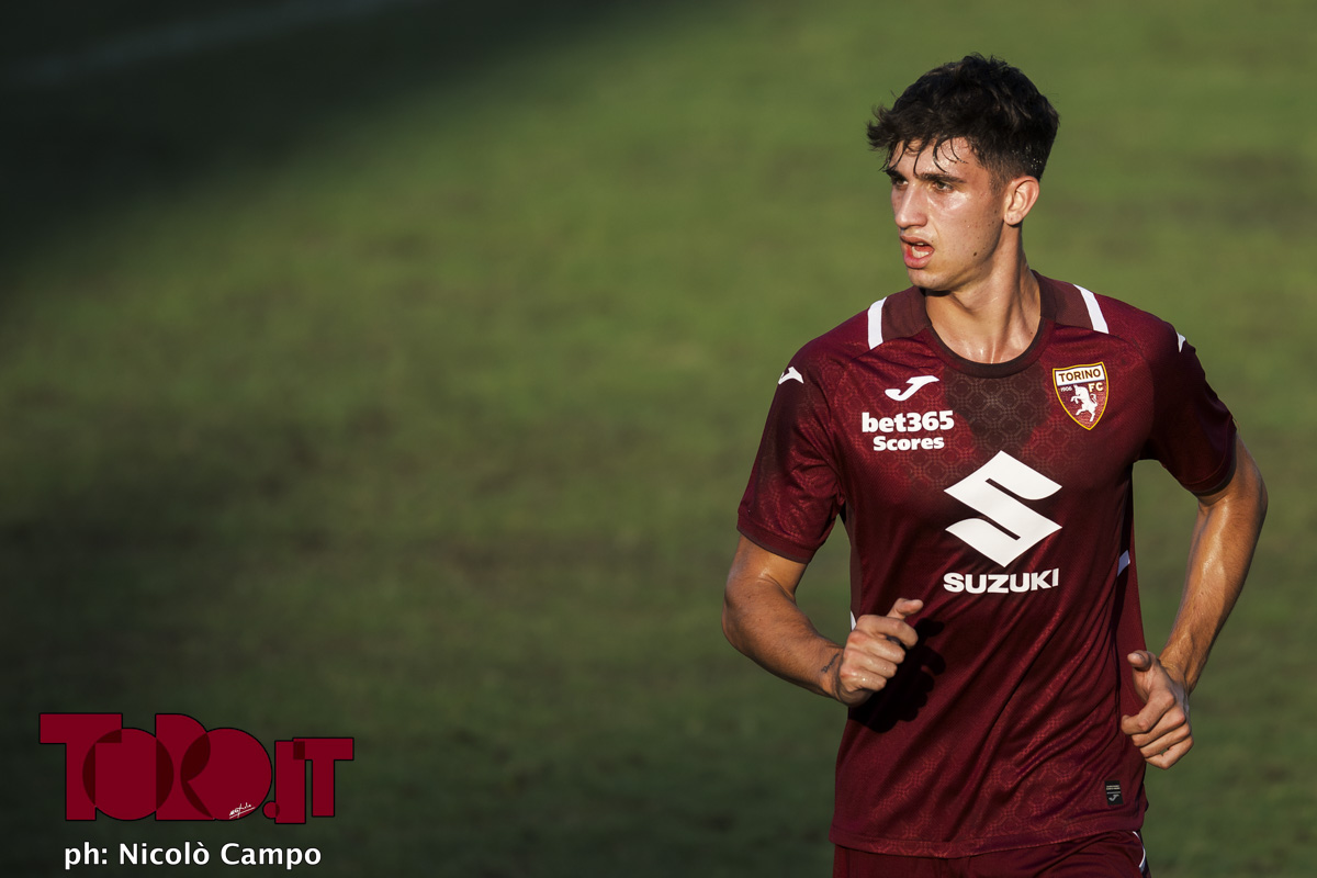 https://www.toro.it/wp-content/uploads/2026/08/0NC6910.jpg Torino, Gabellini entra e fornisce l’assist decisivo: l’attaccante è al centro del progetto Forlì