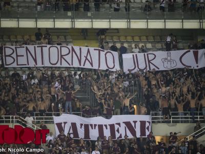 Cori e uno striscione: che “accoglienza” della Maratona a Juric…