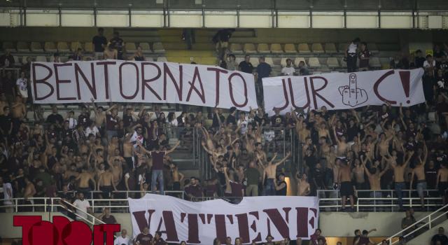Cori e uno striscione: che “accoglienza” della Maratona a Juric…