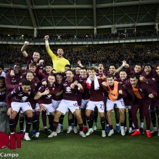 Torino, la festa con la Maratona: dopo la vittoria l’abbraccio tra squadra e tifosi. La FOTO