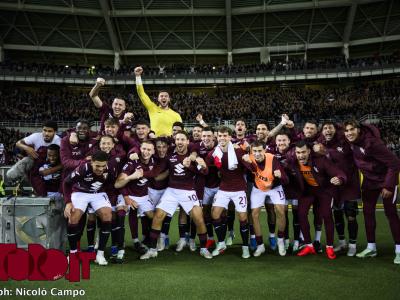 Torino, la festa con la Maratona: dopo la vittoria l’abbraccio tra squadra e tifosi. La FOTO