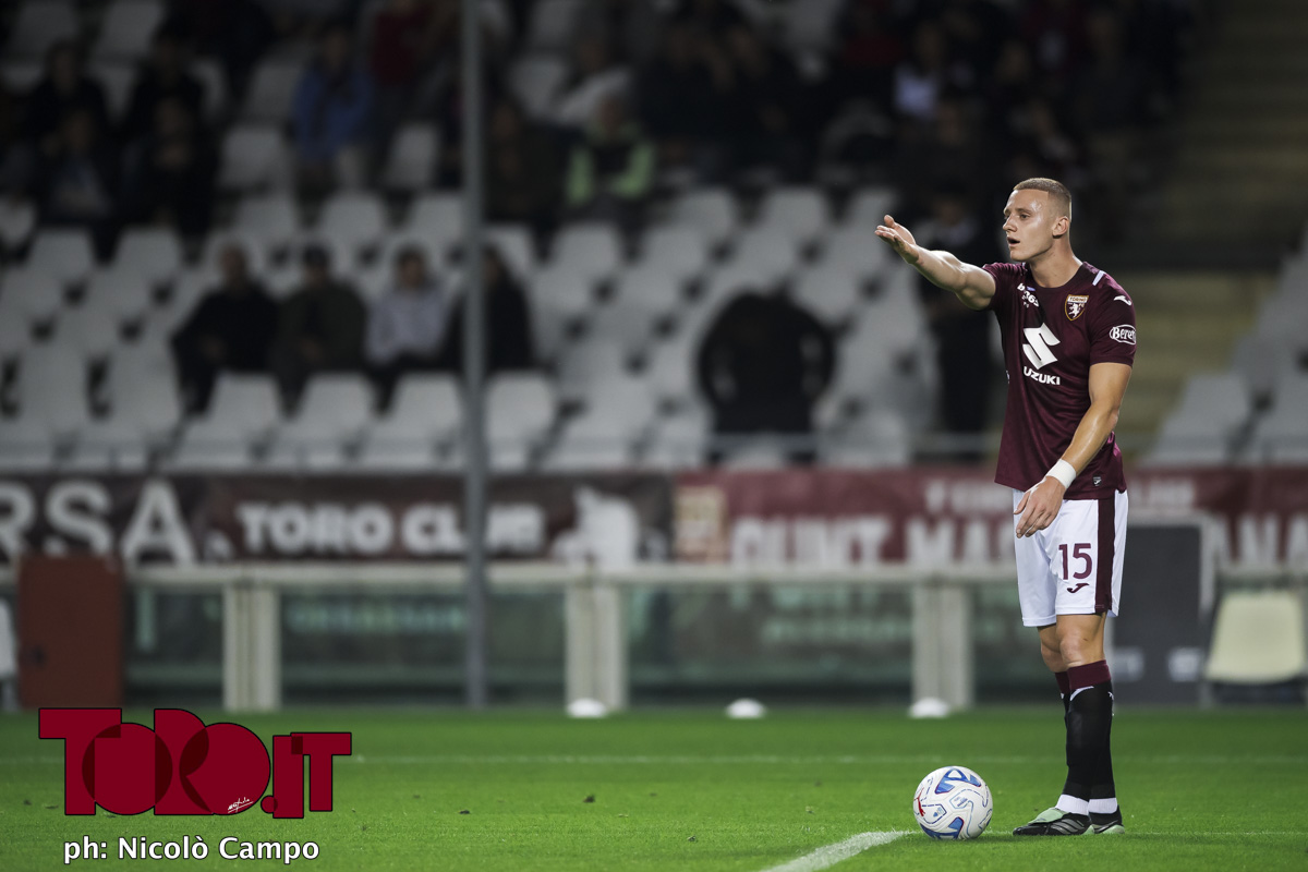 https://www.toro.it/wp-content/uploads/2026/10/1NC7521.jpg Simeone promuove Comuzzo: “Mi ha stupito”. Per Abate è un intoccabile