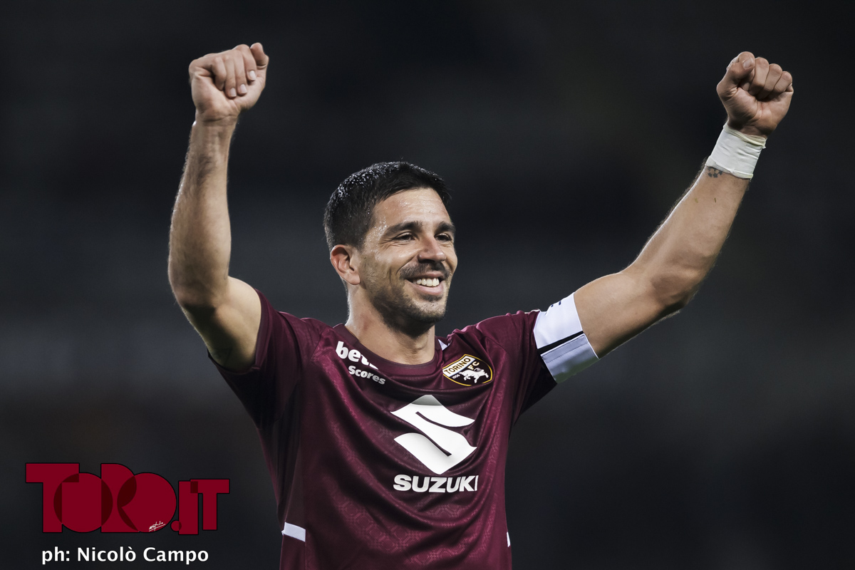 https://www.toro.it/wp-content/uploads/2026/10/1NC8552.jpg Simeone: “La fascia da Capitano? Bellissimo. Nelle difficoltà il tifo ci aiuta”