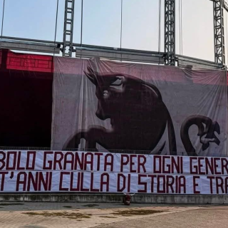 Lo striscione al Filadelfia: “Simbolo granata per ogni generazione”
