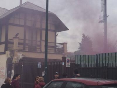 Toro, fuori dalla Sisport fumogeni e petardi