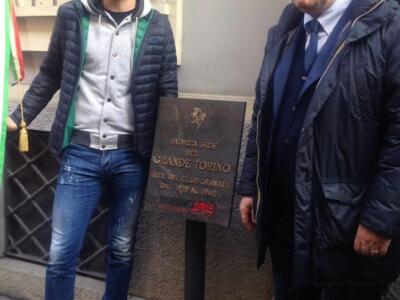 Live / La cerimonia di inaugurazione del leggio di fronte alla storica sede