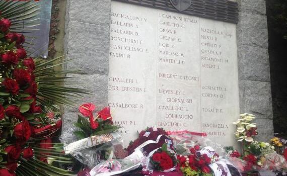 Superga, Glik legge i nomi dei Caduti