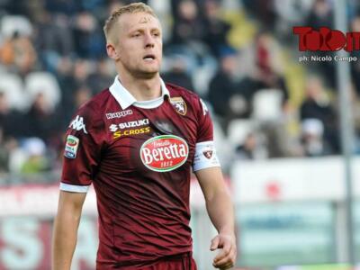 Toro, al lavoro per le nuove maglie: torna il colletto bianco